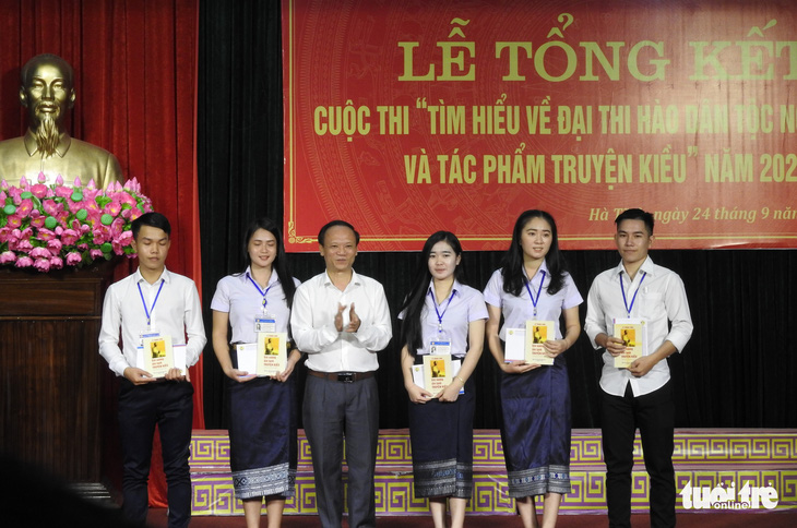 Sinh viên Lào thi tìm hiểu Nguyễn Du và Truyện Kiều cùng người Việt - Ảnh 3.