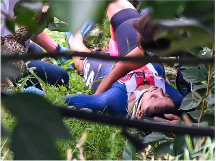 Video: Tay đua vô địch thế giới lao xe vào lan can bên đường - Ảnh 2.