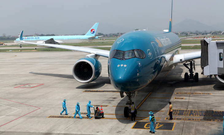 Chuyến bay thương mại quốc tế đầu tiên chở khách từ Hàn Quốc về Việt Nam - Ảnh 1.