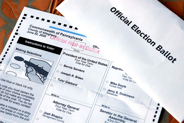FBI điều tra vụ 9 phiếu bầu qua thư vứt trong thùng rác, trong đó 7 phiếu bầu ông Trump - Ảnh 1.