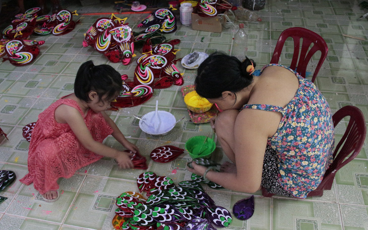 Mưu sinh với chiếc lồng đèn trung thu