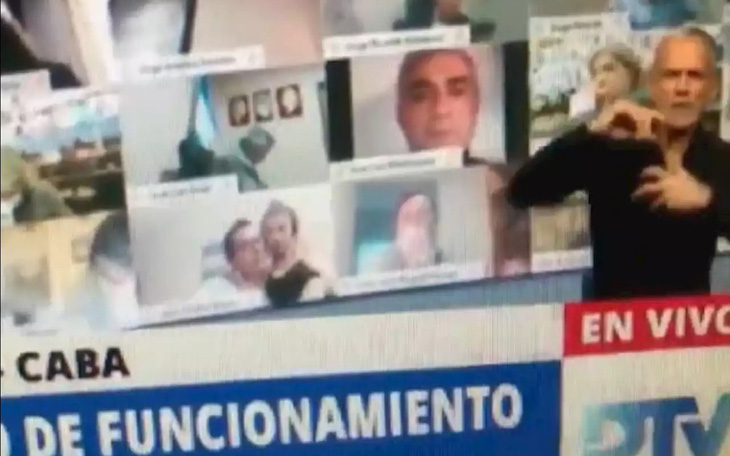 Nghị sĩ Argentina hôn ngực vợ trong khi họp trực tuyến đã từ chức