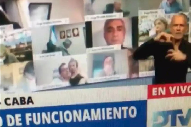 Nghị sĩ Argentina hôn ngực vợ trong khi họp trực tuyến đã từ chức - Ảnh 1.