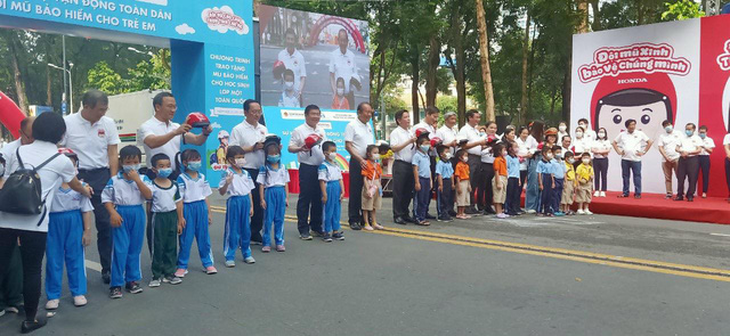 Phó thủ tướng Trương Hòa Bình đi bộ vận động đội mũ bảo hiểm cho trẻ em - Ảnh 2.