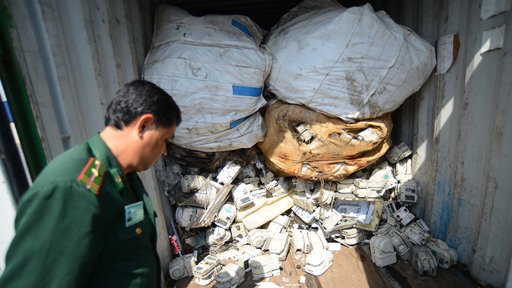 Loay hoay trả lại 600 container phế liệu độc hại vì chủ hàng đã bỏ chạy - Ảnh 1.