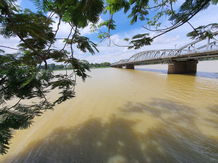Sông Hương chuyển màu vàng đục khác thường - Ảnh 1.