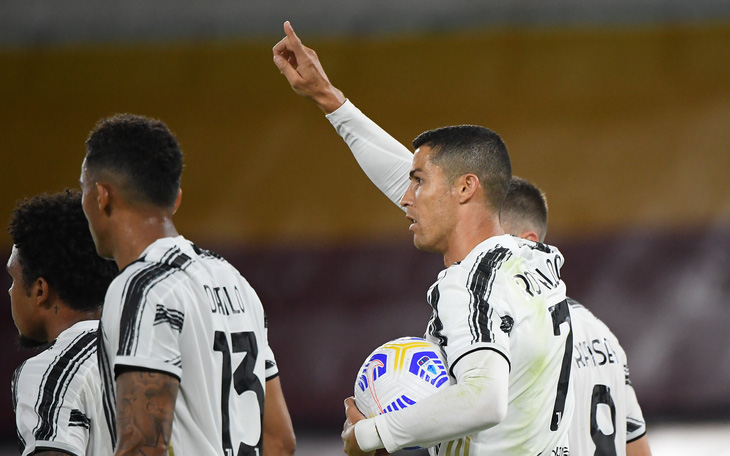 Ronaldo lập cú đúp cứu Juve trên sân khách AS Roma