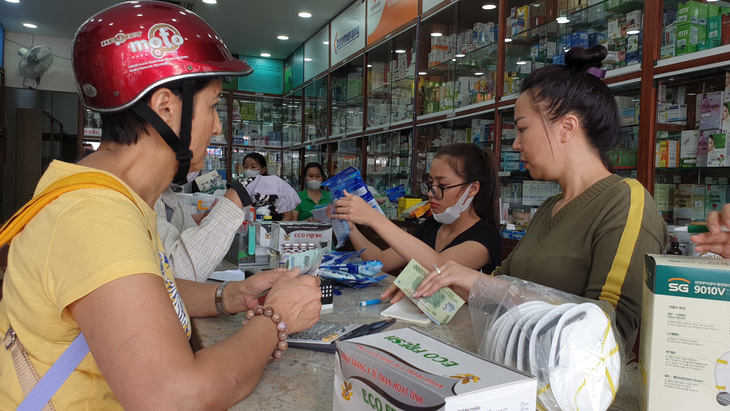 Các ông lớn gánh lỗ như thế nào trong cuộc đua mở nhà thuốc? - Ảnh 2.