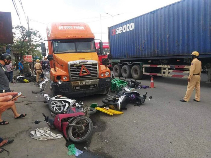 Tài xế container có hơi men gây tai nạn liên hoàn làm 5 người bị thương - Ảnh 1.