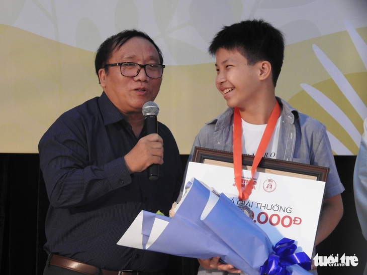 Con trai 12 tuổi của Nguyễn Ngọc Tư nhận giải thưởng văn chương Khát vọng Dế mèn - Ảnh 4.
