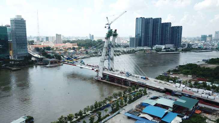 Cầu Thủ Thiêm 2 chơ vơ giữa sông Sài Gòn do vướng giải tỏa - Ảnh 1.