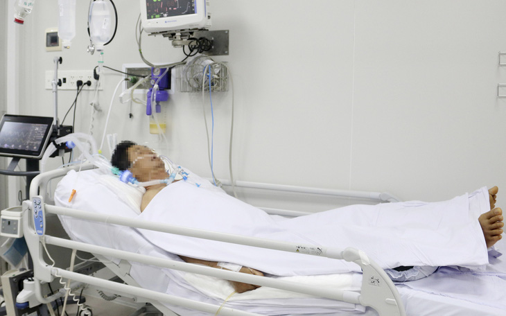 Bệnh nhân ngộ độc pate Minh Chay tại Bệnh viện Chợ Rẫy... sụp mi mắt hoàn toàn