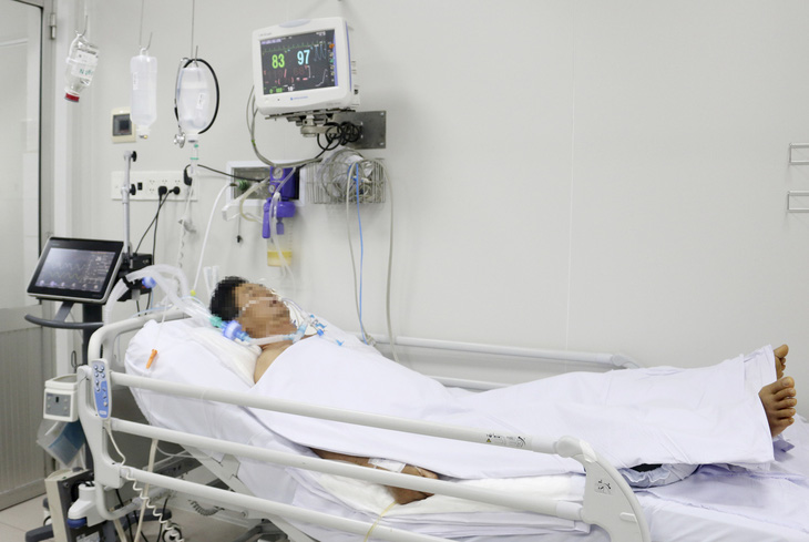 Bệnh nhân ngộ độc pate Minh Chay tại Bệnh viện Chợ Rẫy... sụp mi mắt hoàn toàn - Ảnh 1.