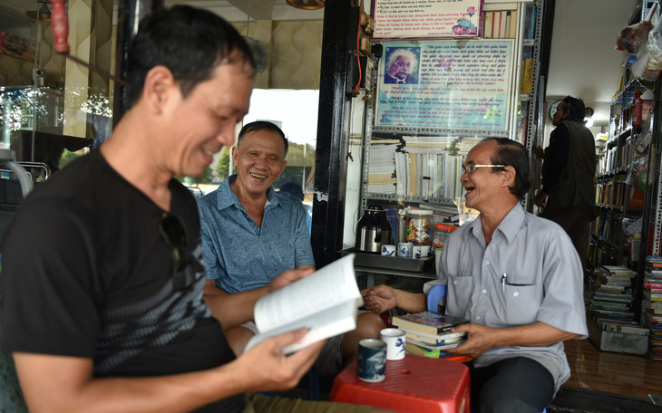Tiệm sách miễn phí giữa Sài Gòn thu hút từ trẻ nhỏ đến người già