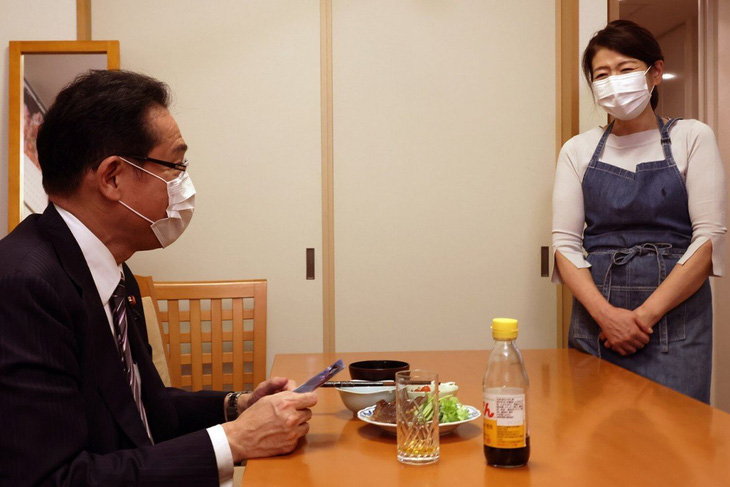 Ứng viên thủ tướng Nhật bị ném đá vì đăng ảnh vợ như người hầu - Ảnh 1.