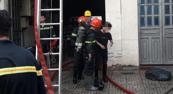 Cháy công ty in vải ở Tân Bình, nhân viên đu dây xuống, 2 người mắc kẹt - Ảnh 3.