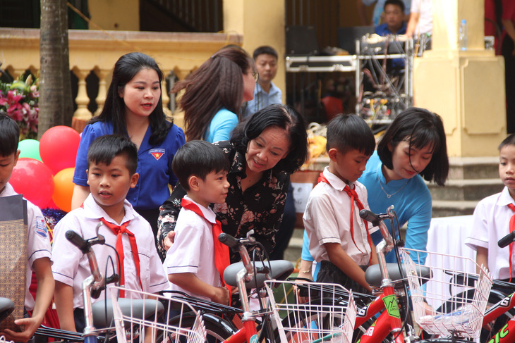 Xe đạp, trống Đội cùng trẻ em vui Trung thu - Ảnh 4.