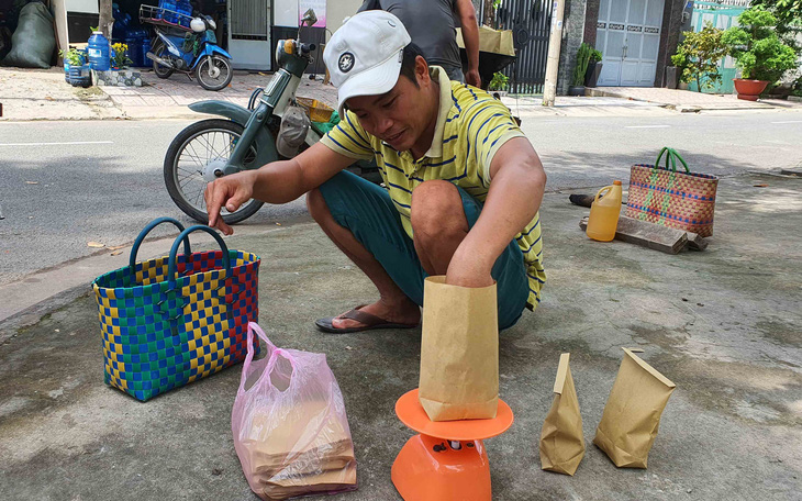 Hàng rong trĩu bước mưu sinh: Ế ẩm, nhưng mừng vì vẫn được bán - Ảnh 2.