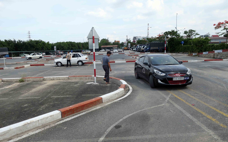 Học thi giấy phép lái xe: Phải cam kết chưa có hoặc không bị tước, bị cấm