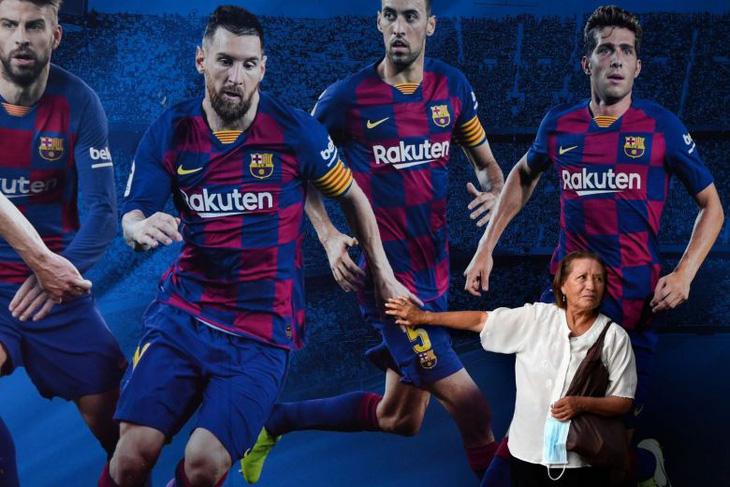 Messi mất lòng người hâm mộ khi quyết định ở lại Barca - Ảnh 1.