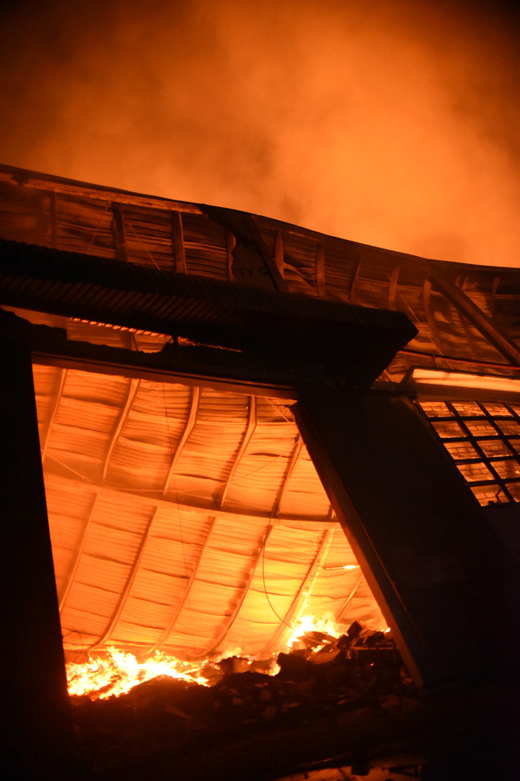 Cháy rất lớn, thiêu rụi hàng ngàn m2 nhà xưởng xí nghiệp đồ gỗ xuất khẩu - Ảnh 6.