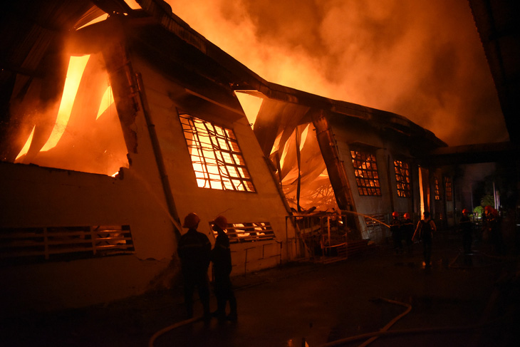 Cháy rất lớn, thiêu rụi hàng ngàn m2 nhà xưởng xí nghiệp đồ gỗ xuất khẩu - Ảnh 5.