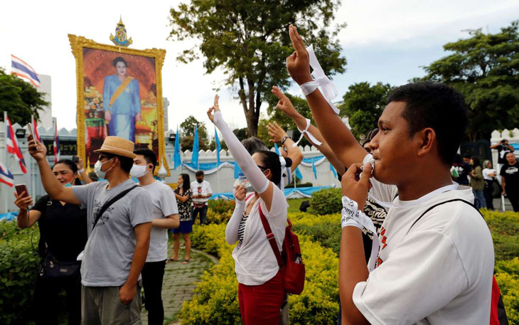 Hàng trăm học sinh, sinh viên Thái Lan biểu tình đòi cải cách giáo dục - Ảnh 3.