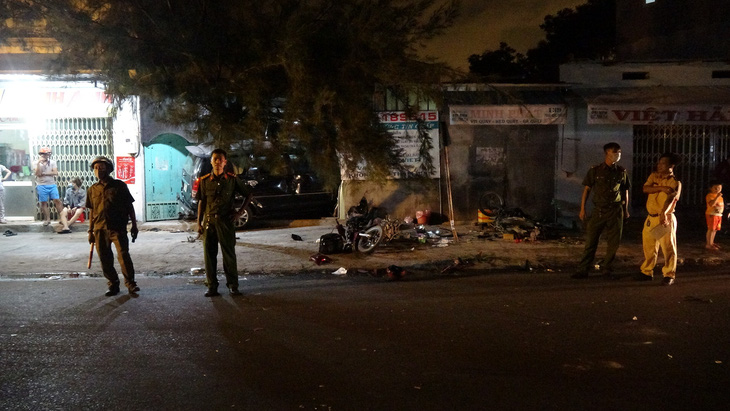 Tài xế say xỉn chạy ôtô tông hàng loạt xe máy, đâm vào nhà dân - Ảnh 4.