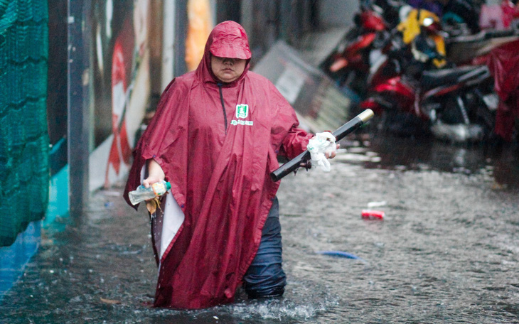 TP.HCM mưa diện rộng, ngập nước nhiều tuyến đường