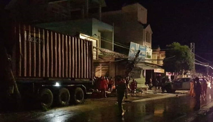 Xe container chạy trong đêm mưa tông vào 4 nhà dân và xe bán tải - Ảnh 2.