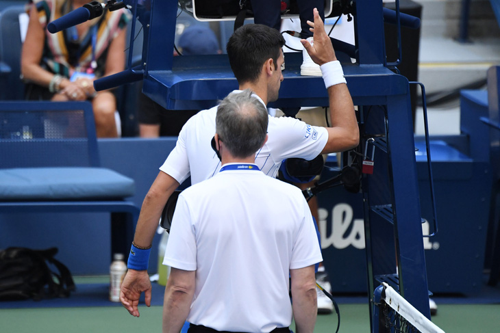 Những hình ảnh của vụ tai nạn: Djokovic đánh bóng trúng người nữ trọng tài - Ảnh 6.