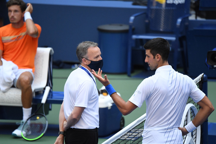 Đánh bóng trúng nữ trọng tài, Djokovic nói: Bả đâu có đi viện đâu - Ảnh 1.