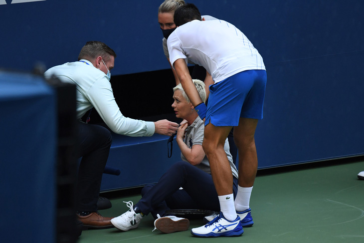 Những hình ảnh của vụ tai nạn: Djokovic đánh bóng trúng người nữ trọng tài - Ảnh 1.