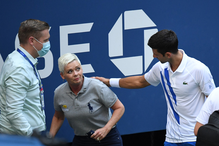 Những hình ảnh của vụ tai nạn: Djokovic đánh bóng trúng người nữ trọng tài - Ảnh 3.