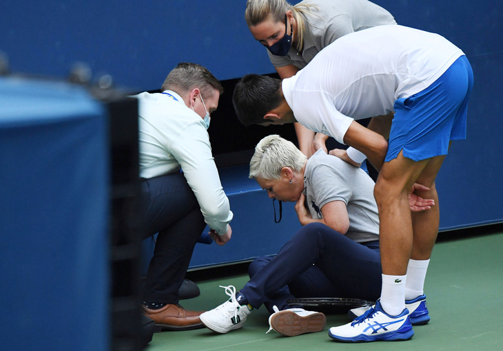 Những hình ảnh của vụ tai nạn: Djokovic đánh bóng trúng người nữ trọng tài - Ảnh 2.