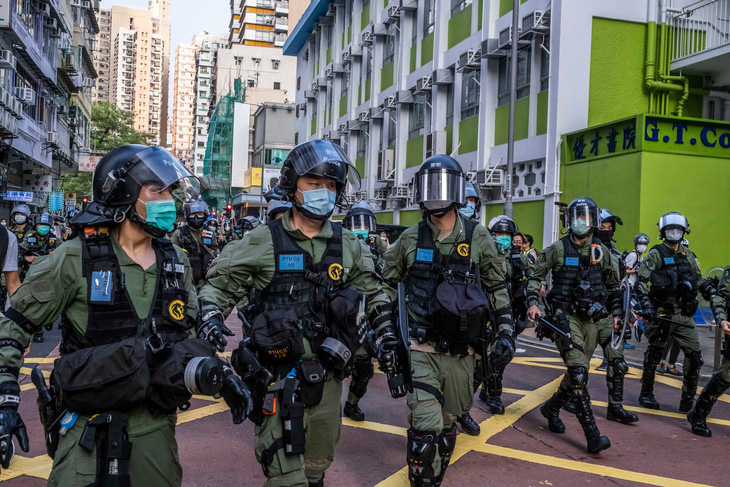 Cảnh sát Hong Kong bắt gần 300 người biểu tình - Ảnh 2.