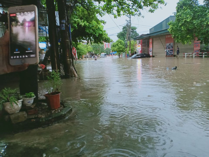 Dân bì bõm dắt xe, nhiều trường học ở Thái Nguyên cho học sinh nghỉ học sau cơn mưa lớn - Ảnh 3.