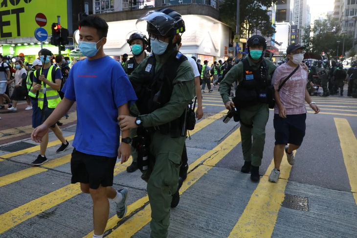 Cảnh sát Hong Kong bắt gần 300 người biểu tình - Ảnh 1.