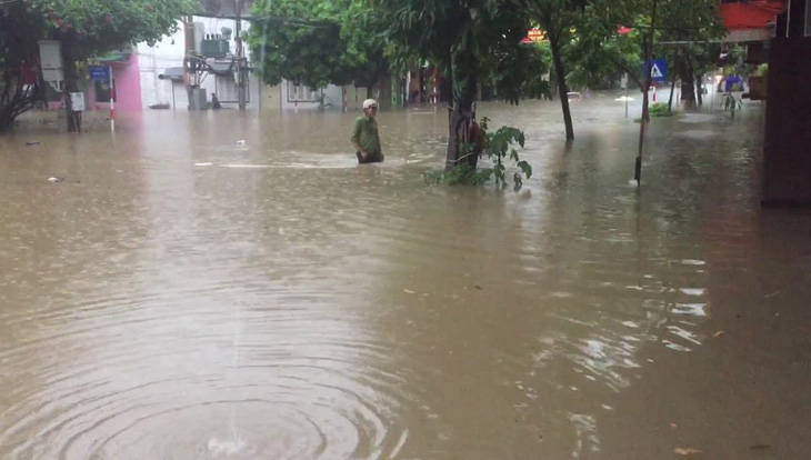 Dân bì bõm dắt xe, nhiều trường học ở Thái Nguyên cho học sinh nghỉ học sau cơn mưa lớn - Ảnh 1.