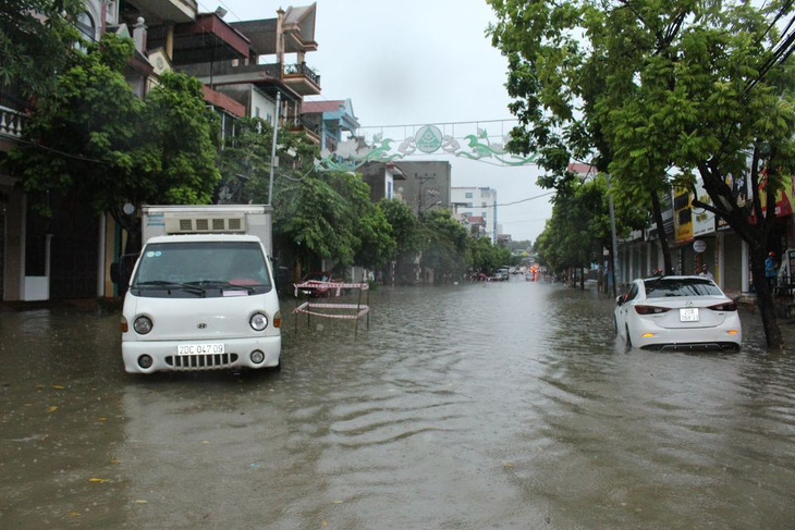 Dân bì bõm dắt xe, nhiều trường học ở Thái Nguyên cho học sinh nghỉ học sau cơn mưa lớn - Ảnh 6.