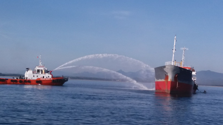 Cháy tàu chở dầu tại cảng Dung Quất, một người mất tích - Ảnh 1.