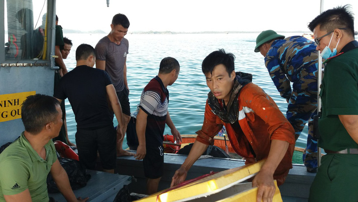Cháy tàu chở dầu tại cảng Dung Quất, một người mất tích - Ảnh 2.