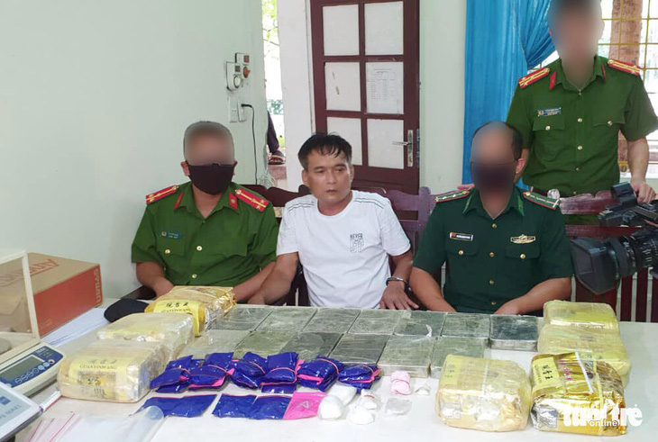 Chôn 13 bánh heroin, 7kg ma túy đá trong vườn tiêu để qua mắt công an - Ảnh 1.