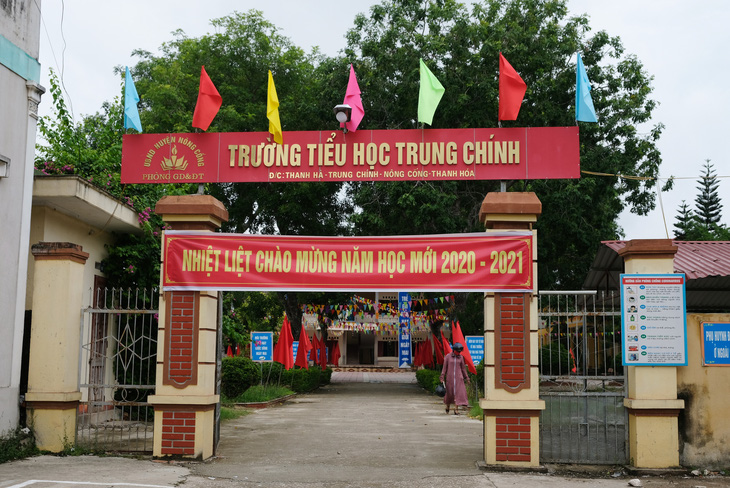 Khai giảng rồi nhưng trường im ắng, hàng trăm phụ huynh không cho con đi học - Ảnh 1.