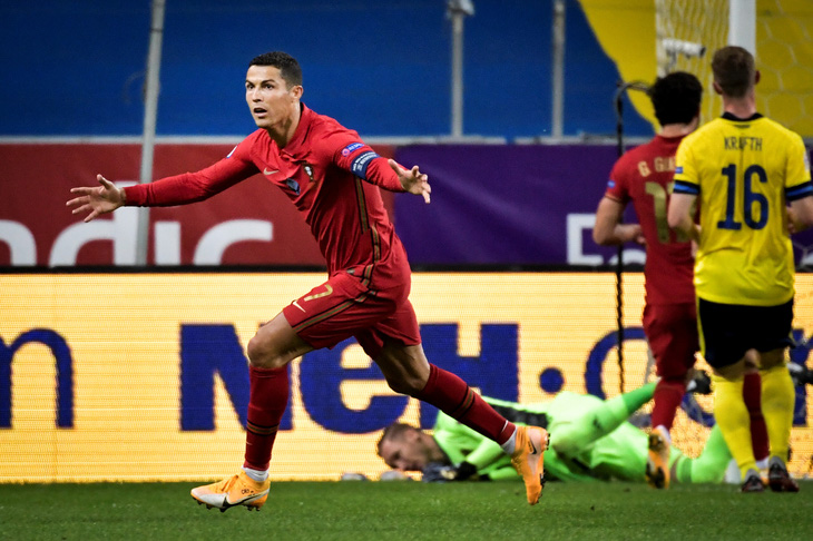 Ronaldo ghi bàn thứ 101, Bồ Đào Nha thắng dễ Thụy Điển - Ảnh 1.