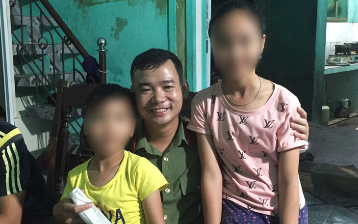 Vợ ở Sài Gòn không gửi tiền, bố trẻ ôm hai con nhảy kênh 