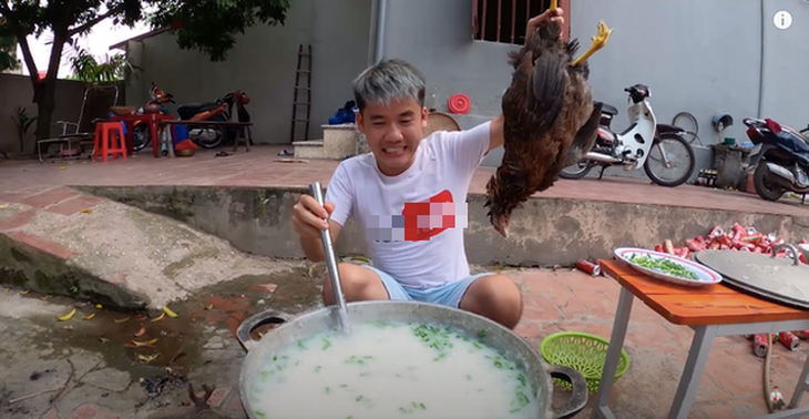 Hưng Vlog nấu nồi cháo khổng lồ với cả con gà nguyên lông đăng YouTube - Ảnh 1.