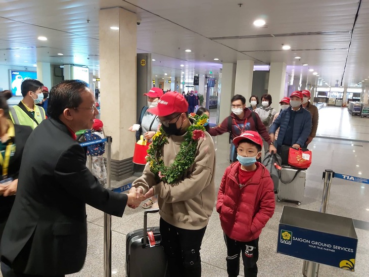 Du khách xông đất TP.HCM đầu năm được chào đón nồng hậu và nhận vé khứ hồi - Ảnh 2.