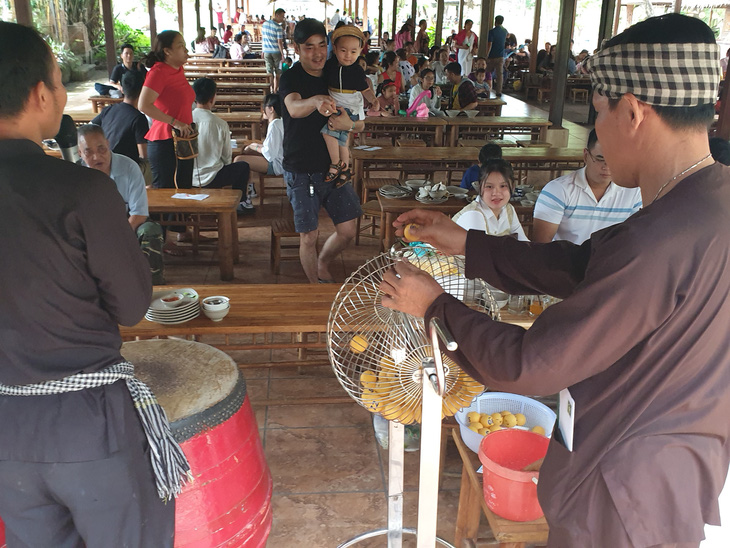 Siêu thị, khu vui chơi ở TP.HCM đông kín người ngày đầu năm - Ảnh 5.