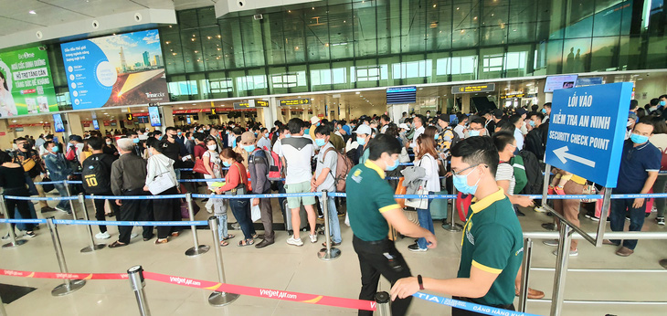 Tết dương lịch: khách bay tăng cao, rồng rắn xếp hàng ở Tân Sơn Nhất - Ảnh 2.